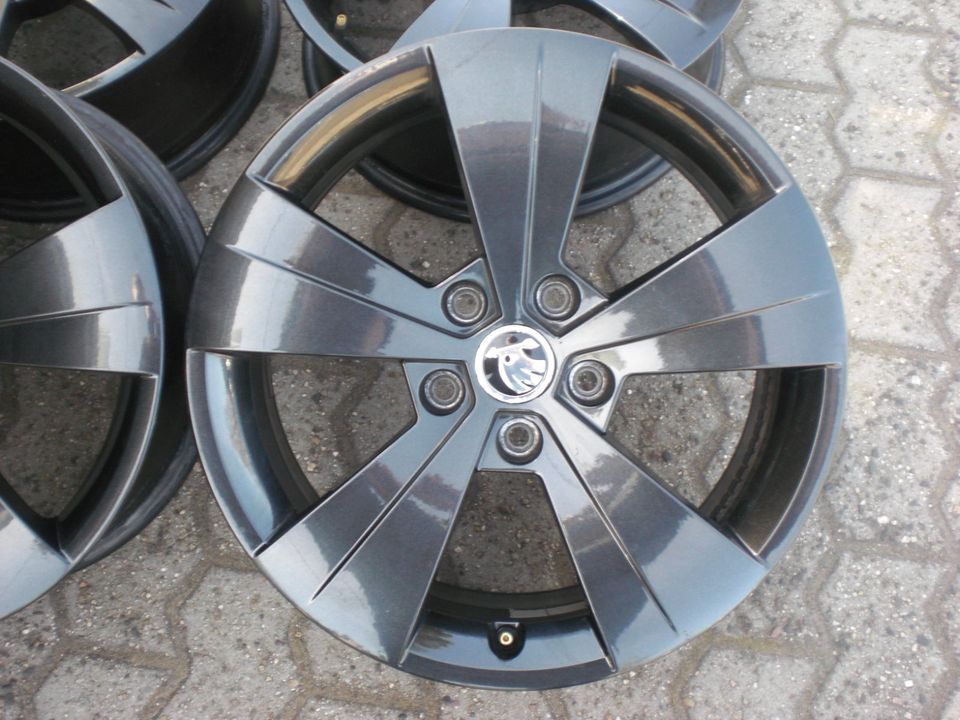 Original Alufelgen 17 Zoll 6.5" 5x112 3V0601025AS Skoda Superb III Octavia Kodiaq. in Heusweiler