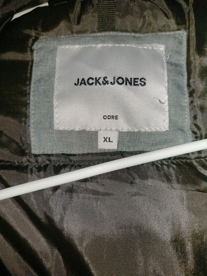 Jack &Jones Winterjacke hellgrau XL Mütze mit Fell in Velbert