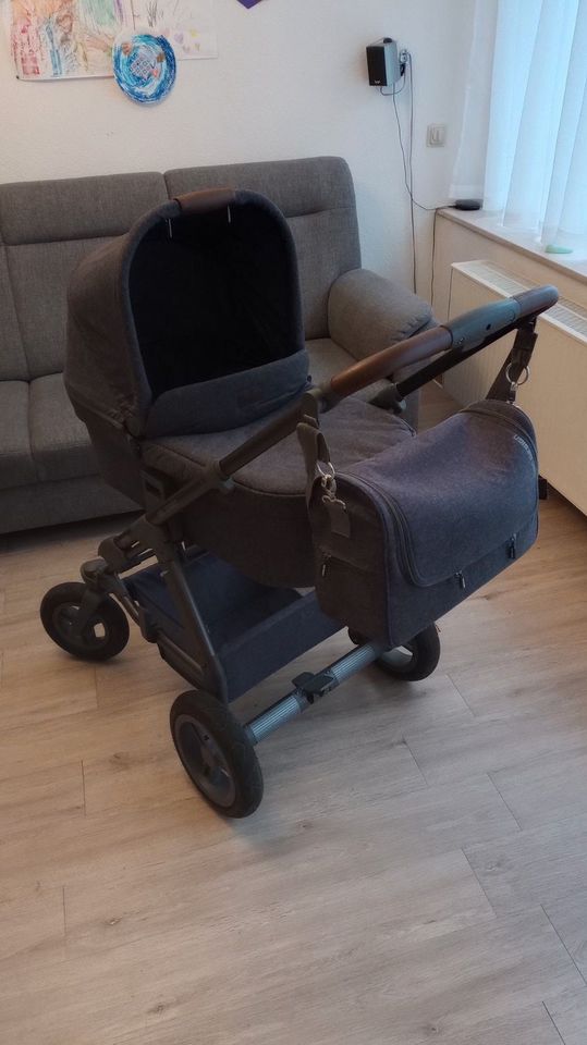 Kinderwagen + Babyschale + Autohalterung in Kirchhundem