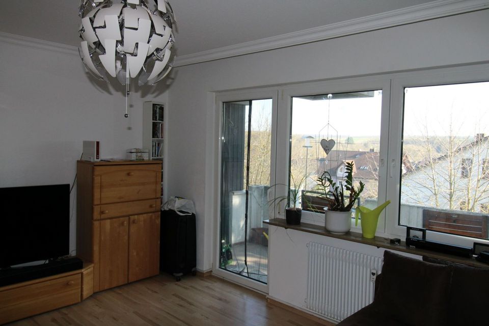 2-Zimmer-Wohnung in ruhiger Lage mit Südbalkon und toller Aussicht sowie Schwimmbad und Sauna in Estenfeld