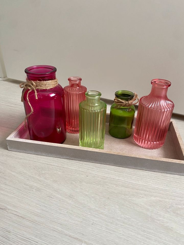 Holztablett mit 5 Deko Flaschen Vasen Pink Rosa Grün in Soest