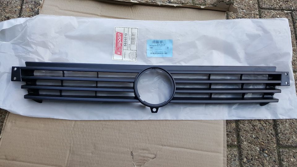 NEU Kühlergrill VW Caddy II 2 , Polo Classic 6k Grill Front in Großefehn