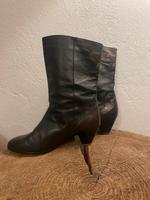 Vintage Lederstiefel mit metallischen Details Brandenburg - Biesenthal Vorschau