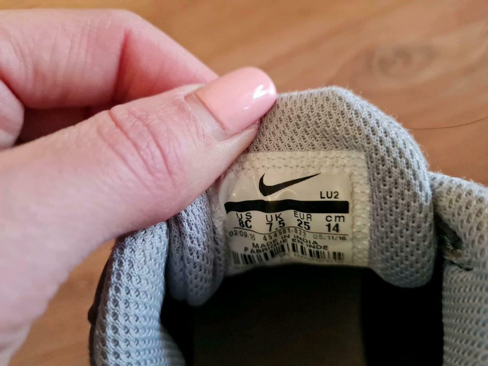Kinder Schuhe Nike 25 in Berlin
