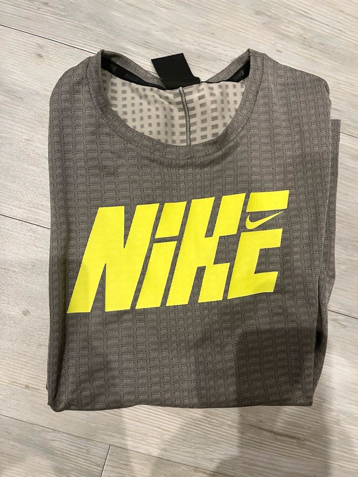 Nike T-Shirt Gr. 158-170 cm in Oberboihingen