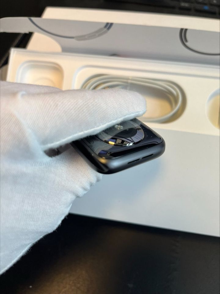 Apple Watch Series 5 GPS, 44mm - Guter Zustand, Akku über 80% in Berlin