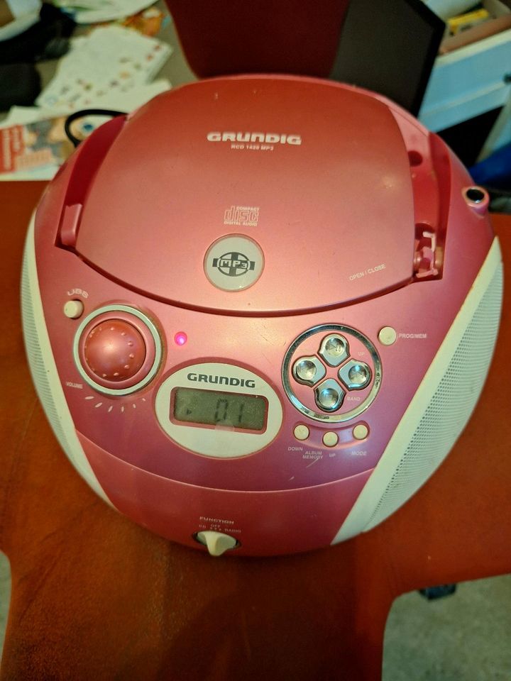 GRUNDIG CD Player Pink, funktioniert, super Klang in Berlin