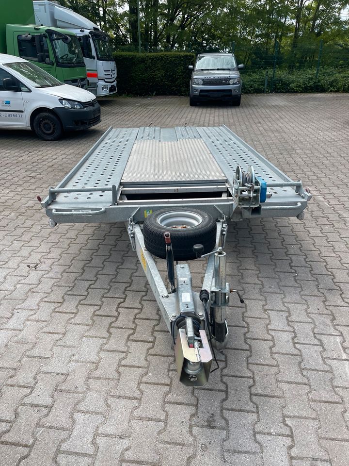 Fahrzeugtransporter Kippbar 2600 kg gebremst in Kelkheim