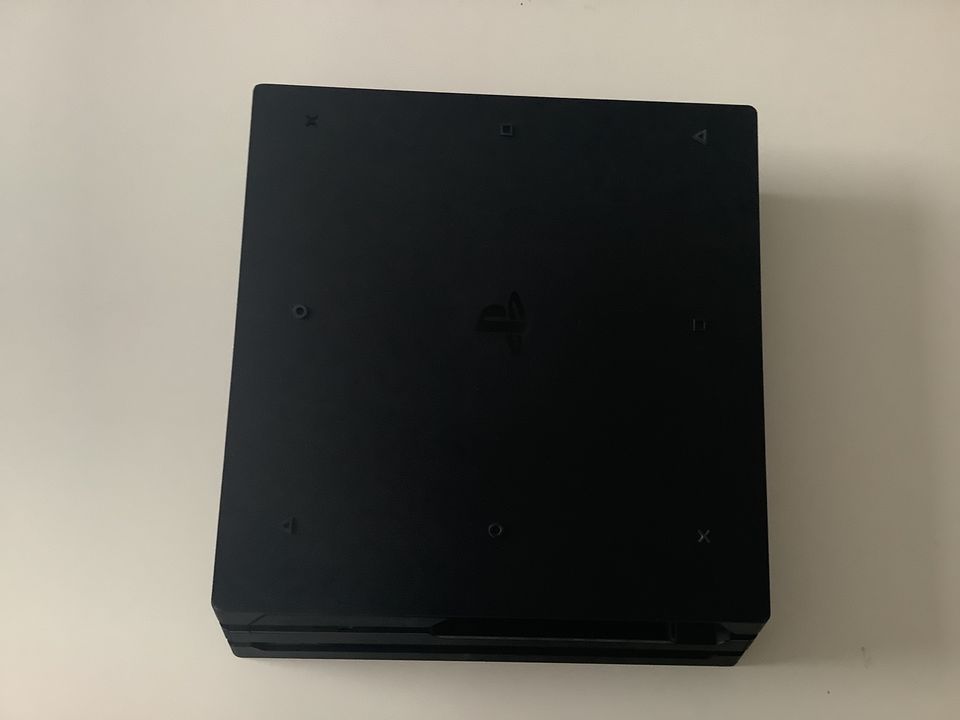 PS4 Pro  (1 TB Speicher) mit Spielen und Headset in Petershagen