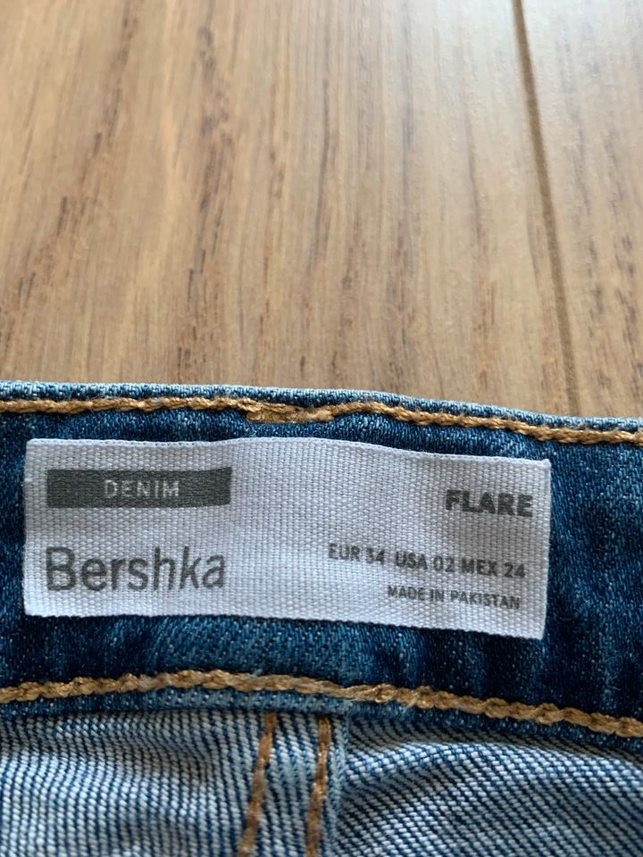 Flare Jeans Bershka Gr. 34 in Frankfurt am Main