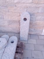 Granit Säulen grau gespitzt, oben rund mit Bohrung | Zaunpfahl Bayern - Pförring Vorschau