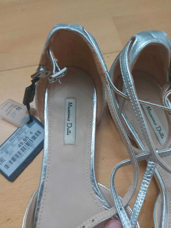 NEU Massimo Dutti Leder Sandalen T Riemchen Flats 38 silber in Köln