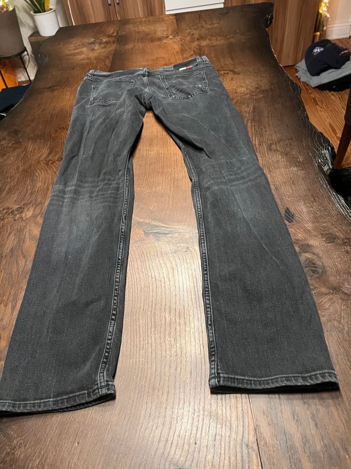 Jeans Tommy Hilfiger Gr. 32/34 in Pinneberg