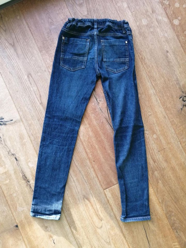 Neuwertige Jeans Gr. 140 in Gieboldehausen