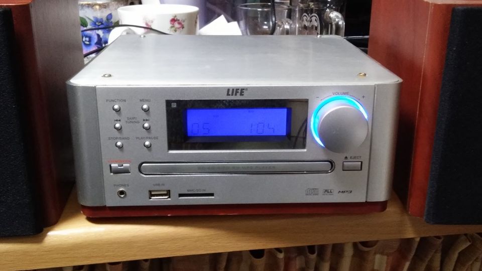 LIFE Stereoanlage mit Lautsprechern Radio CD MP3 USB in Hamburg