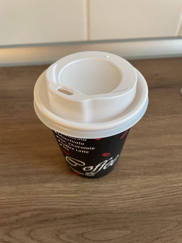 50 Stück Kaffee to Go Becher Cafe mit Deckel NEU Eingepackt in Paderborn