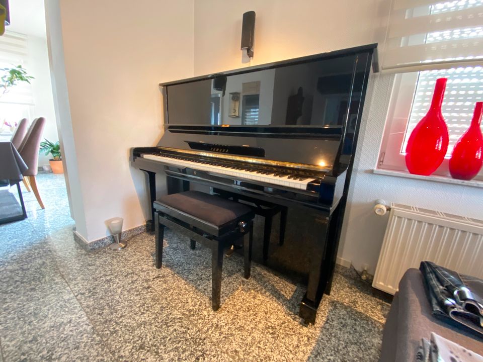 Yamaha Klavier U3 mit Hocker in Freimersheim(Alzey-Worms)