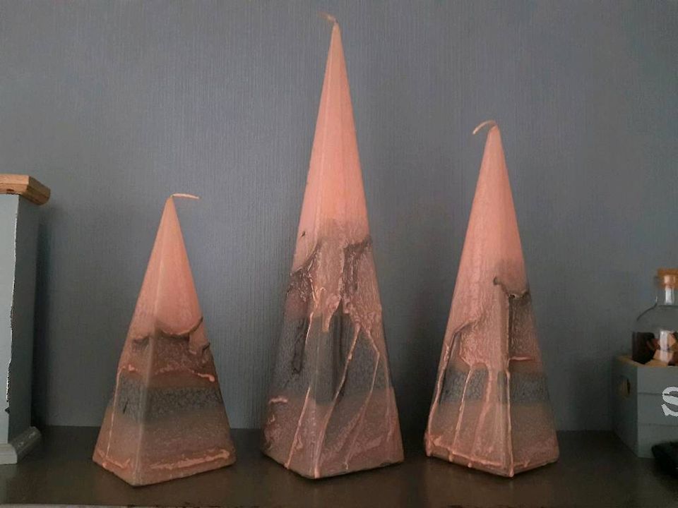 Deko Set 3 Pyramiden Kerzen handmade grau Rose Neu in Osteel