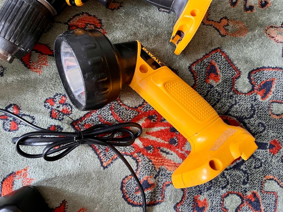 DeWALT Akkuschrauber, Lampe, Akkus, Ladegerät in Hamburg