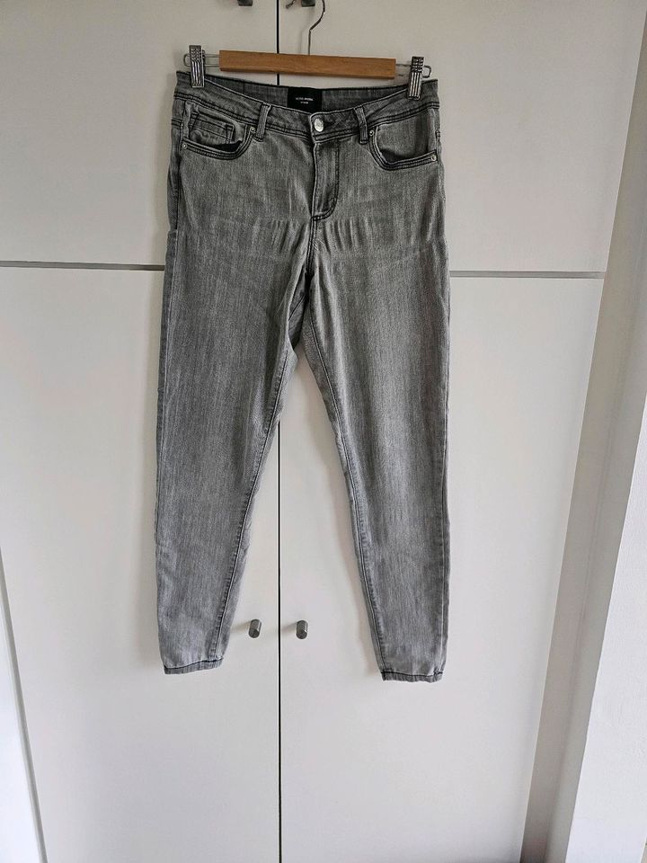 Graue Damen Jeans von Vero Moda Gr. M/32 in Wuppertal