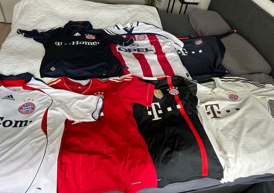 Original Bayern München Trikots zu verkaufen! in Burscheid