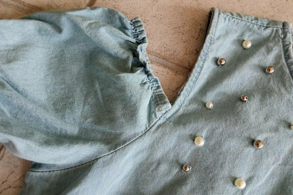 Jeansbluse mit Perlen, cut-off-shoulders, Gr. S, neuwertig in Niedernhausen