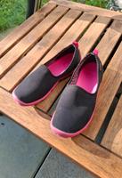 Crocs W7 Gr. 37/38 Sandalen Badelatschen schwarz/pink top Bayern - Karlsfeld Vorschau