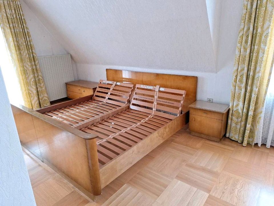 Schlafzimmer mit Bett, Nachtschränken, Kleiderschrank in Osterode am Harz