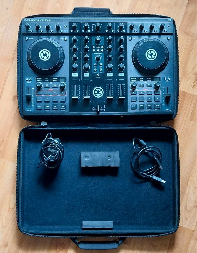 Native Instrument Traktor S4 MK1 + Schutz/Tragetasche in Köln