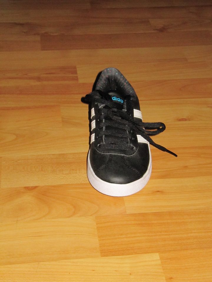 Adidas Schuhe / Sprtschuhe / Kinderschuhe Größe 31 Neu in Bergneustadt