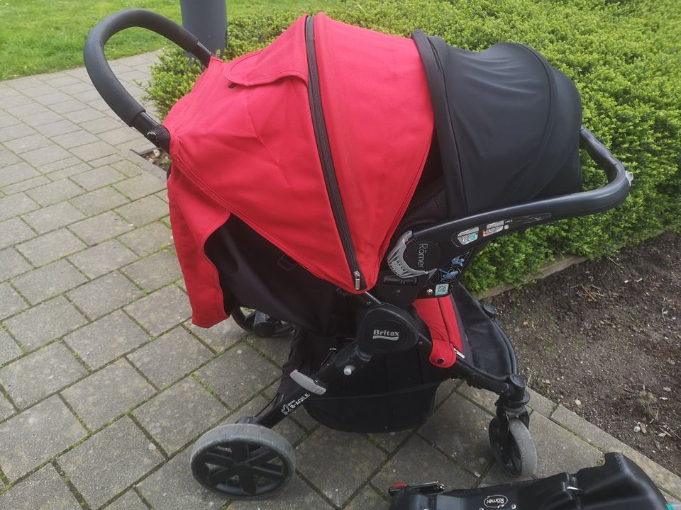 Britax Römer Buggy und Kindersitz mit Isofix-Station in Düsseldorf