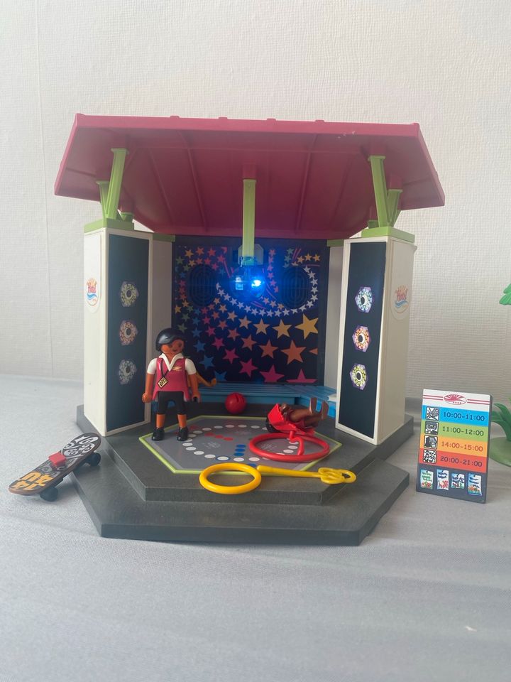 Das Playmobil Hotel , die Disco und ein Verkaufsstand in Wipperdorf