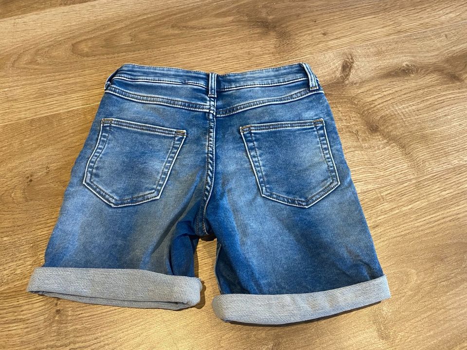 Kurze Jeanshose in Gr. 128 in Rötgesbüttel