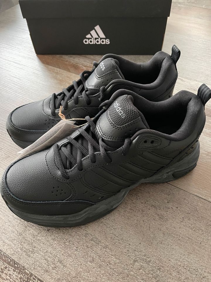 Sneaker von Adidas Größe 40, NEU in Münzenberg