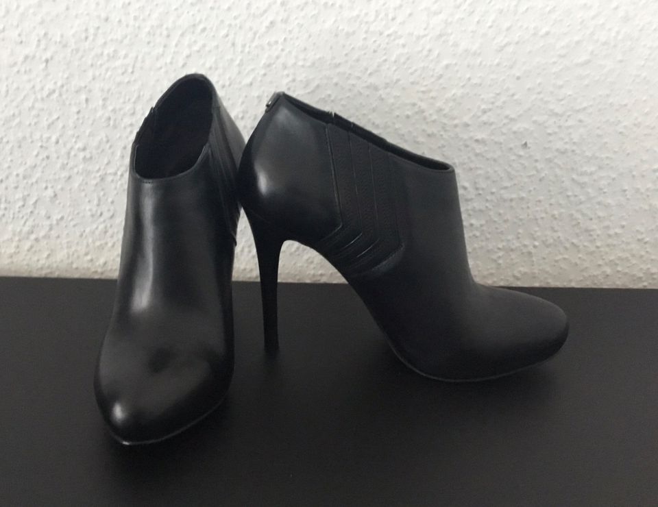 GUESS echt Leder Stiefeletten Stilettos Schwarz Gr. 37 Neuwertig in Essen