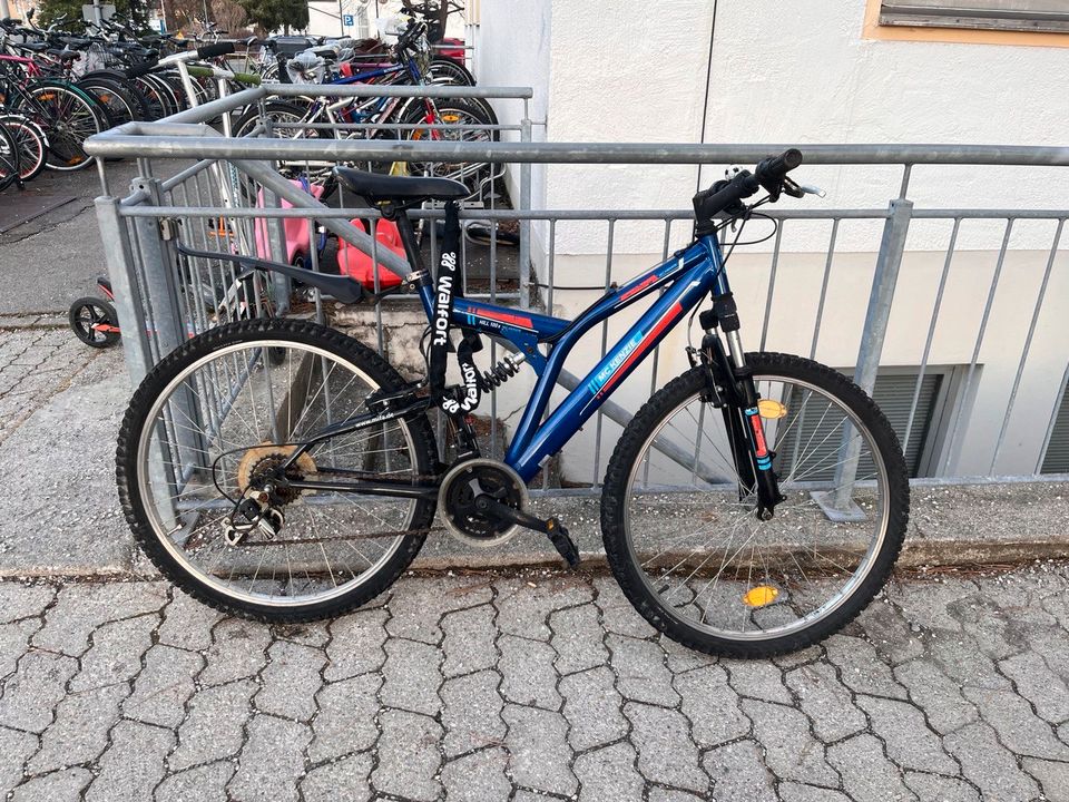 Blaues Fahrrad in Peißenberg