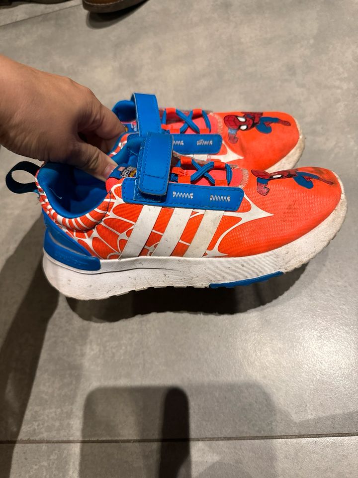 Adidas Sneaker Kinder gr 34 in Kamp-Lintfort