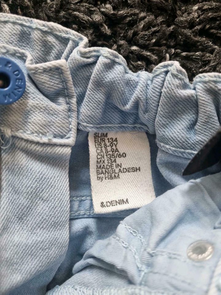 H&M Jungen Slim Jeans hellblau destroyed Gr.134 in Spiegelberg