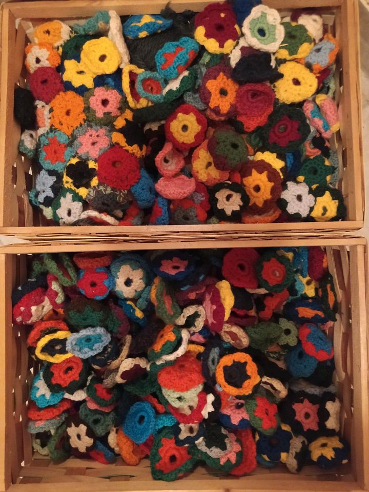 Gehäkelte Häkel-Blumen Aufnäher Deko Handmade - 50 Cent pro Stück in Hohenahr