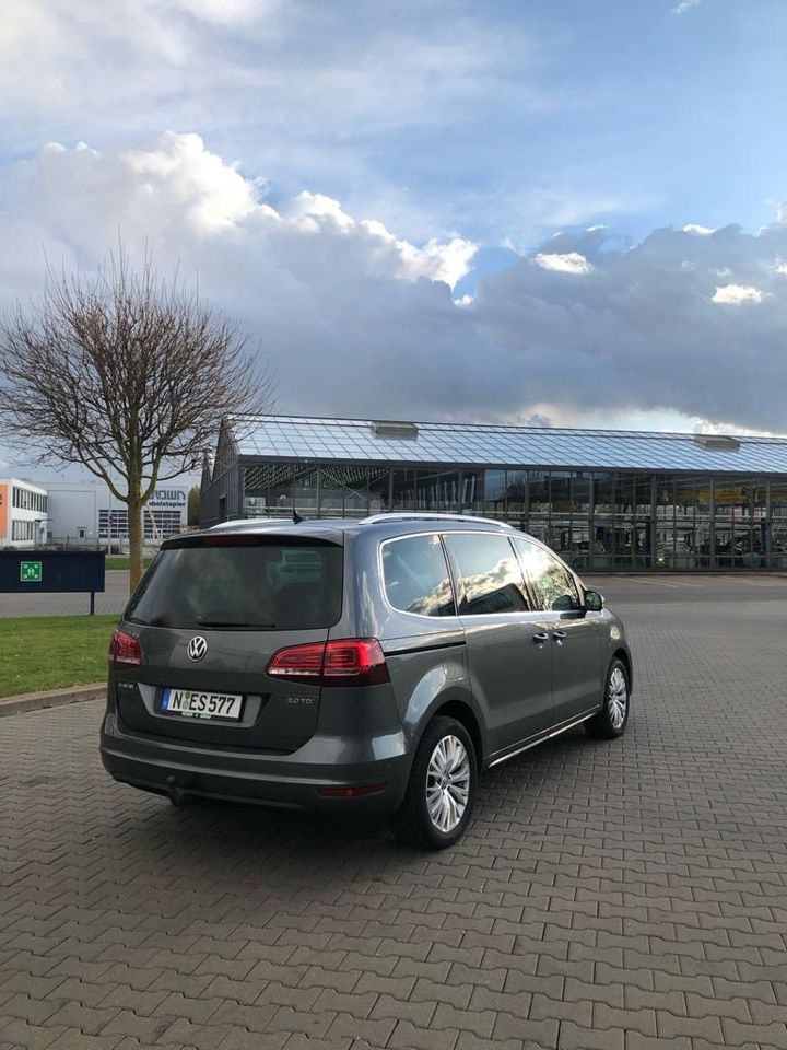 VW Sharan Grau in Nürnberg (Mittelfr)