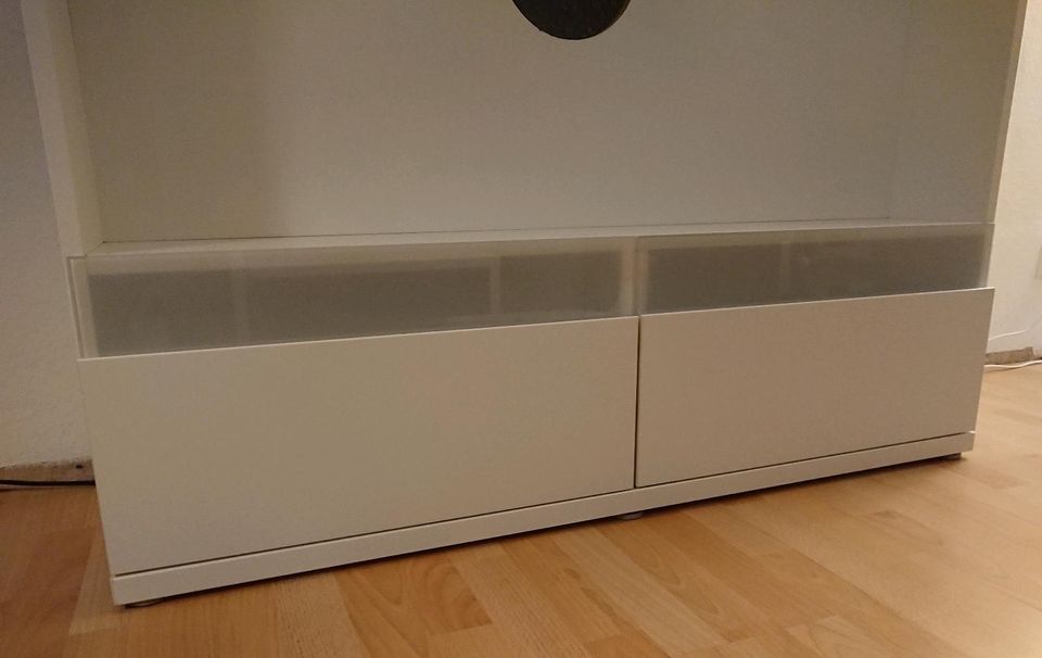 Ikea BESTA BOAS TV Fernseher Wand Schrank weiß UPPLEVA Halter in Lingen (Ems)