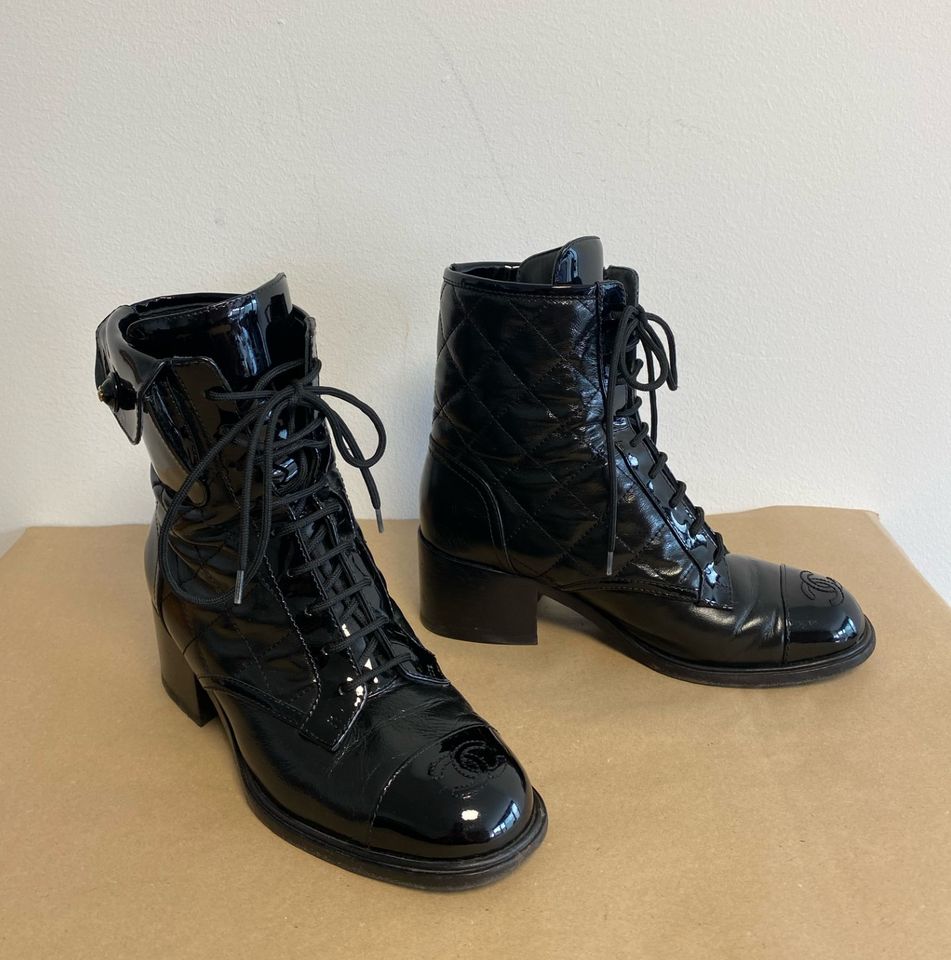 Original Chanel Stiefeletten Leder Schwarz Gr. 36,5 in Berlin