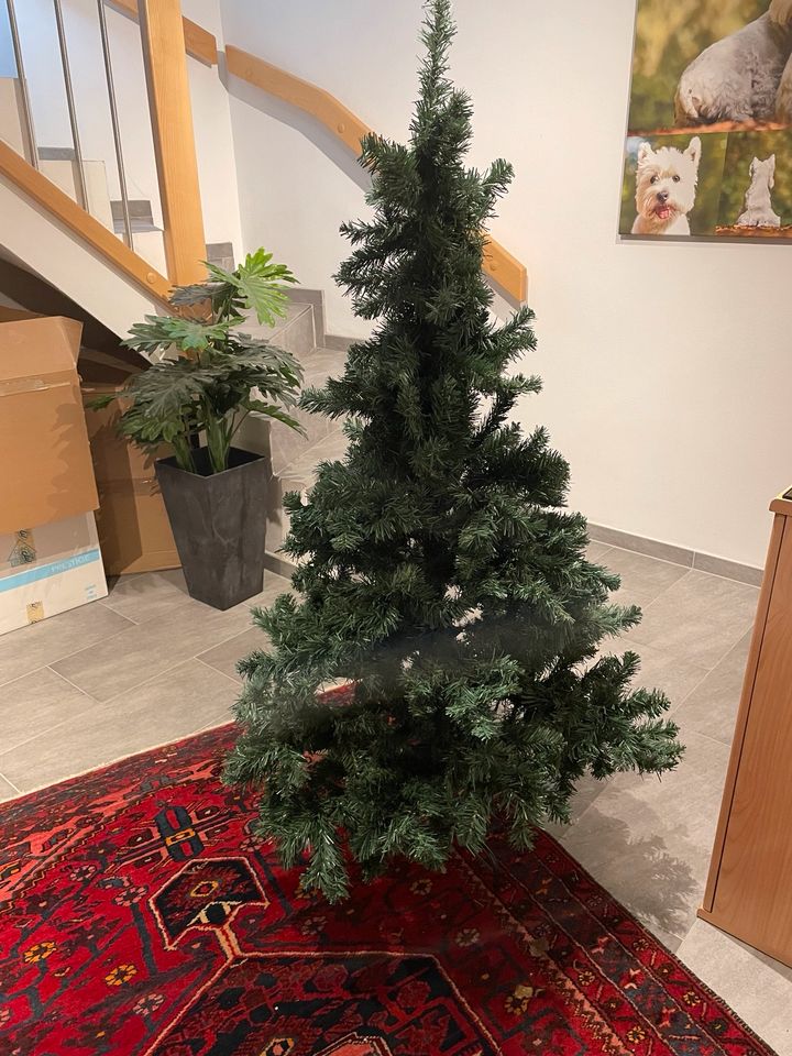 Künstlicher Weihnachtsbaum plus Kugeln in Osnabrück