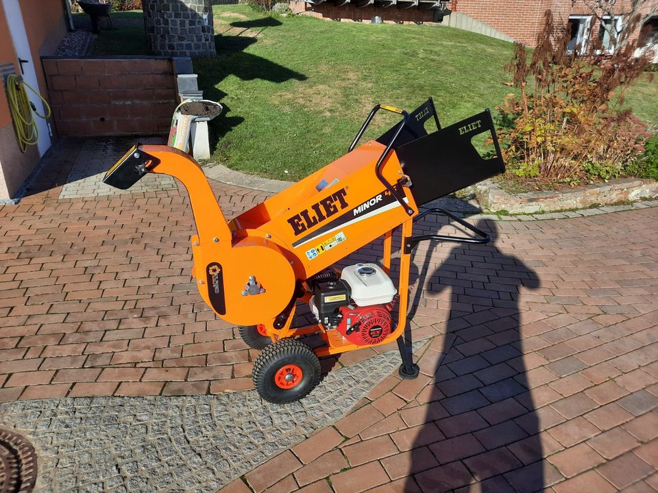 Hächsler Schredder Hecke Sträucher Grünschnit Gartenabfall in Rinzenberg