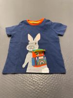 Boden Shirt gr 110 dunkelblau jungen  Hase mit Rucksack Hannover - Mitte Vorschau