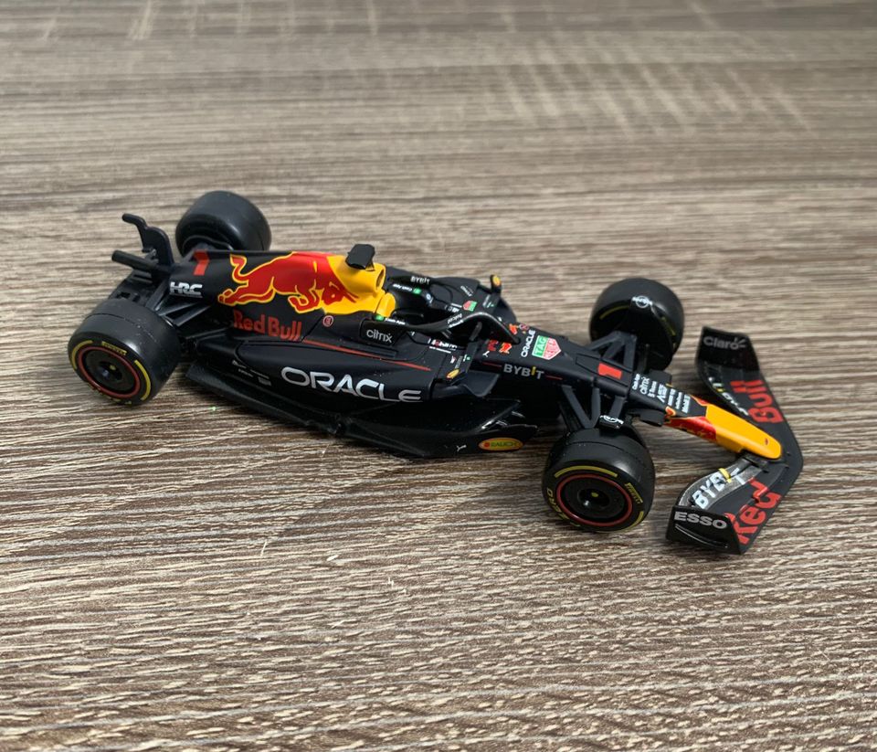 Modellauto im Maßstab 1:43, Bburago F1 Red Bull RB18, ohne Fahrer in Sögel