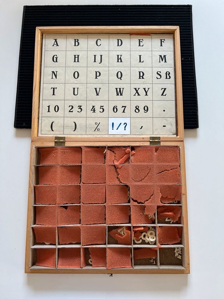 Urania Buchstabenkasten Steckbuchstaben 1960er Jahre mit Tafel in Stadtbergen