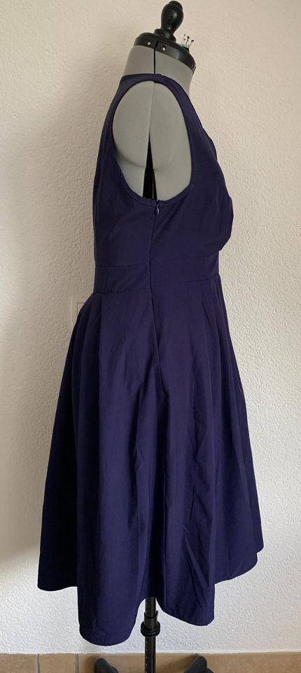 Kleid mit V - Ausschnitt in Nördlingen