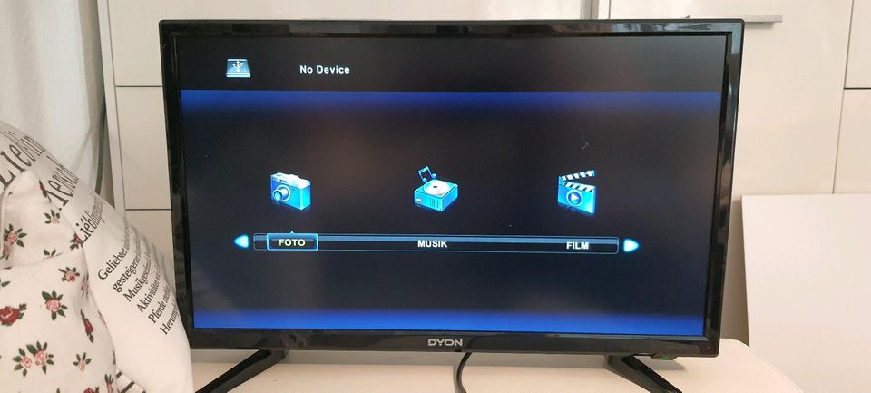 Dyon Live 22 Pro Full HD Fernseher mit Fernbedienung in Stromberg