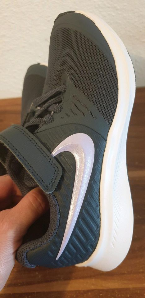 Nike mädchen Schuhe Sneakers 30 Neu in Berlin